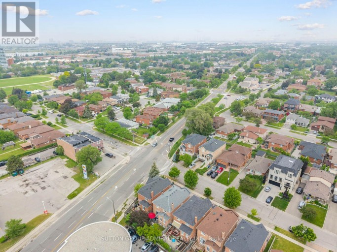 255 COCKSFIELD AVENUE, Toronto (Bathurst Manor), Ontario, M3H3T6
