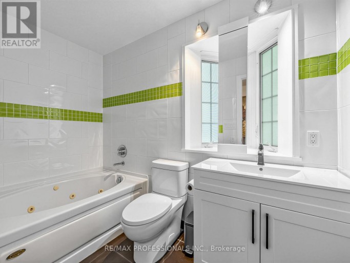32 - 220 MANITOBA STREET, Toronto (Mimico), Ontario, M8Y4G7
