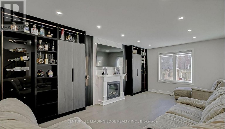220 OLDE BAYVIEW AVENUE, Richmond Hill (Oak Ridges Lake Wilcox), Ontario, L4E3C7