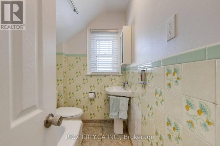 34 ASHBURY AVENUE, Toronto (Oakwood Village), Ontario, M6V1V7