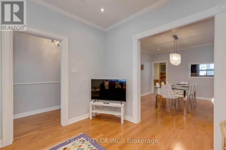 34 ASHBURY AVENUE, Toronto (Oakwood Village), Ontario, M6V1V7