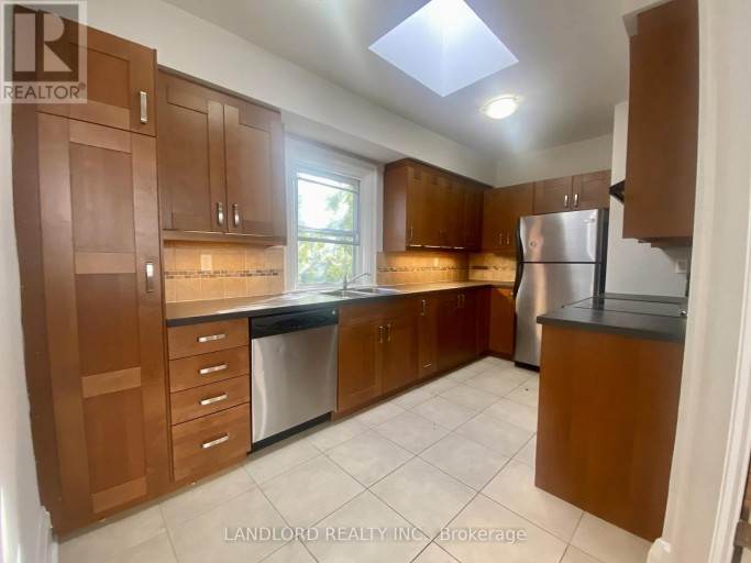 E - 341 ST CLAIR AVENUE W, Toronto (Casa Loma), Ontario, M5P1N3