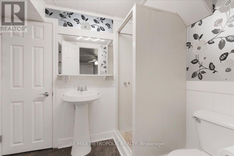 MAIN - 23 SILVER ASPEN CRESCENT, Kitchener, Ontario, N2N1H5