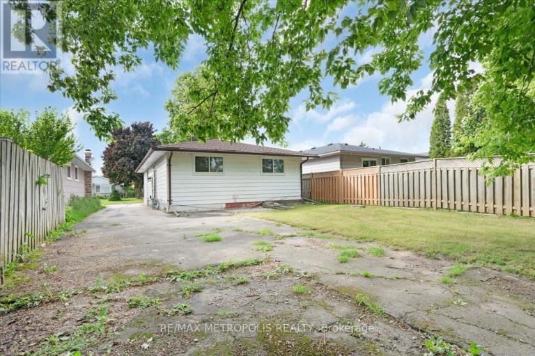 MAIN - 23 SILVER ASPEN CRESCENT, Kitchener, Ontario, N2N1H5