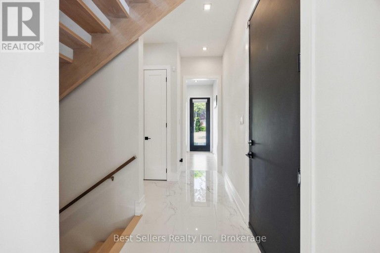52 GRANTBROOK STREET N, Toronto (Newtonbrook West), Ontario, M2R2E9