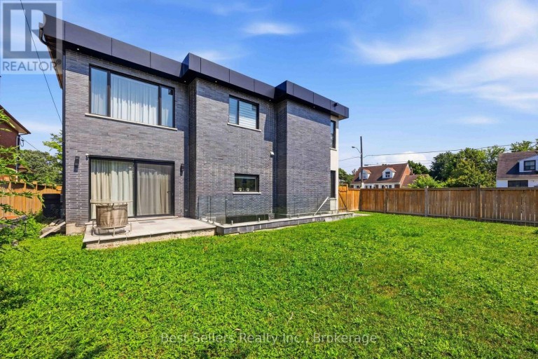 52 GRANTBROOK STREET N, Toronto (Newtonbrook West), Ontario, M2R2E9