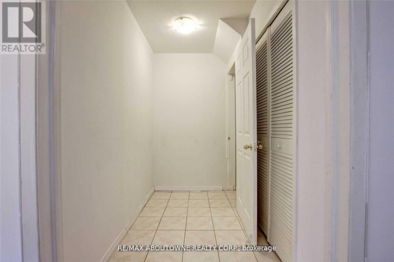 LOWER - 14 ANGUS DRIVE, Toronto (Don Valley Village), Ontario, M2J2X1