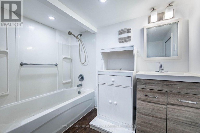 100 ESSA ROAD, Barrie (Allandale Centre), Ontario, L4N3K7