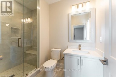 119 JAY STREET Toronto (Maple Leaf) Ontario photo 19