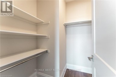 119 JAY STREET Toronto (Maple Leaf) Ontario photo 20