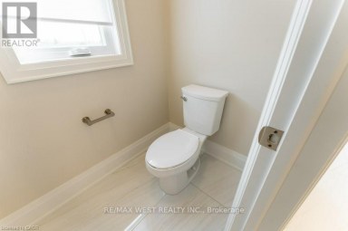 119 JAY STREET Toronto (Maple Leaf) Ontario photo 30