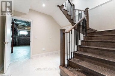 119 JAY STREET Toronto (Maple Leaf) Ontario photo 32