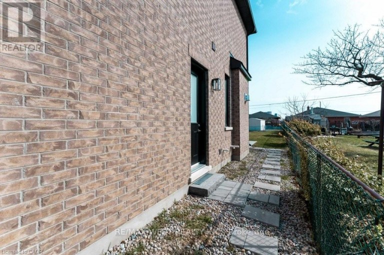 119 JAY STREET, Toronto (Maple Leaf), Ontario, M6L2M3