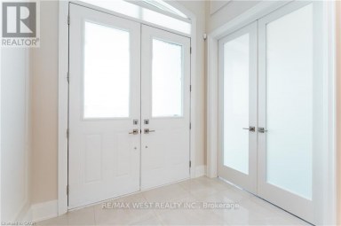119 JAY STREET Toronto (Maple Leaf) Ontario photo 9