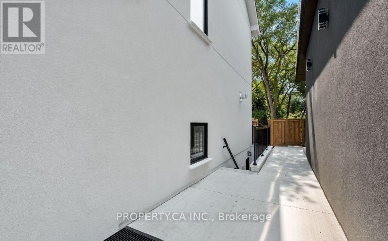 119 INVERMAY AVENUE, Toronto (Clanton Park), Ontario, M3H1Z7