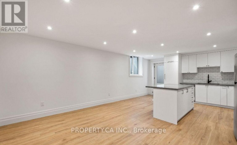119 INVERMAY AVENUE, Toronto (Clanton Park), Ontario, M3H1Z7