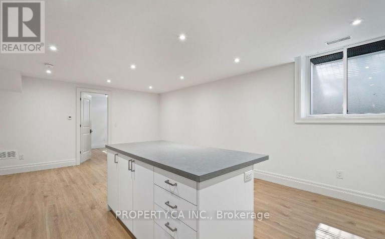 119 INVERMAY AVENUE, Toronto (Clanton Park), Ontario, M3H1Z7