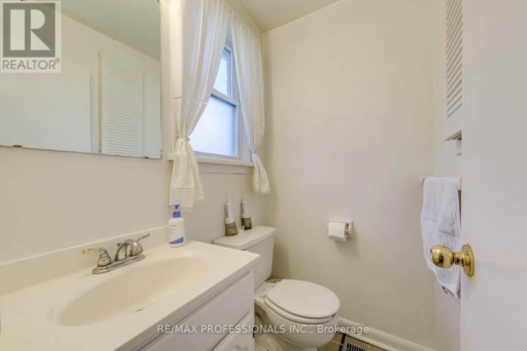256 WELLESWORTH DRIVE, Toronto (Eringate-Centennial-West Deane), Ontario, M9C4S6