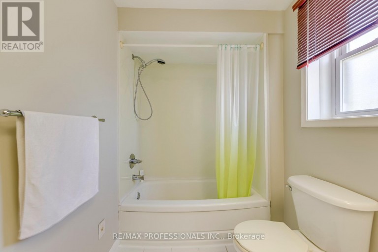 256 WELLESWORTH DRIVE, Toronto (Eringate-Centennial-West Deane), Ontario, M9C4S6