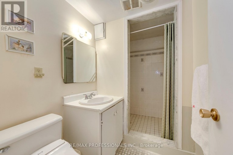 256 WELLESWORTH DRIVE, Toronto (Eringate-Centennial-West Deane), Ontario, M9C4S6