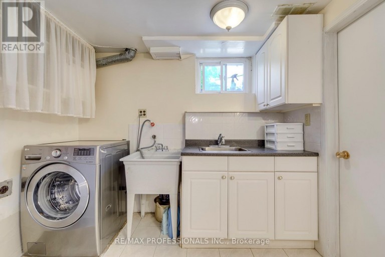 256 WELLESWORTH DRIVE, Toronto (Eringate-Centennial-West Deane), Ontario, M9C4S6