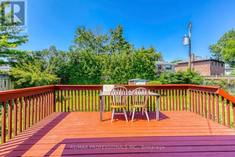 256 WELLESWORTH DRIVE, Toronto (Eringate-Centennial-West Deane), Ontario, M9C4S6