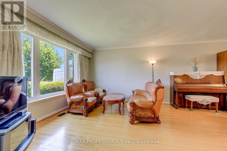256 WELLESWORTH DRIVE, Toronto (Eringate-Centennial-West Deane), Ontario, M9C4S6