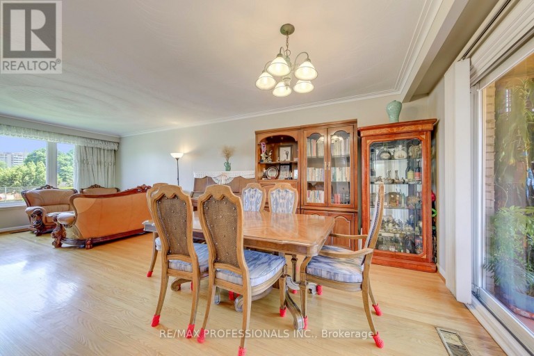 256 WELLESWORTH DRIVE, Toronto (Eringate-Centennial-West Deane), Ontario, M9C4S6
