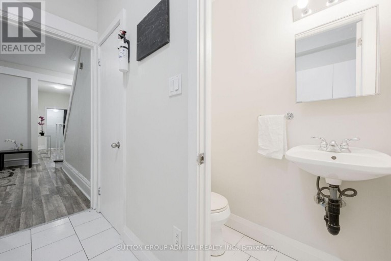 UPPER - 1934 QUEEN STREET E, Toronto (The Beaches), Ontario, M4L1H6