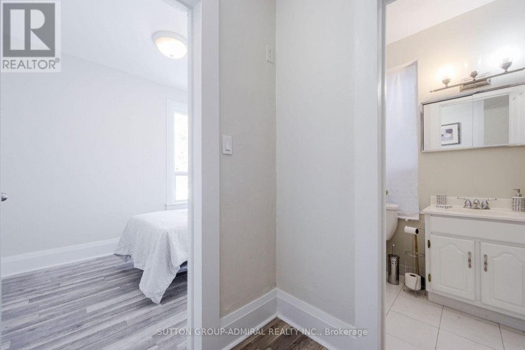 UPPER - 1934 QUEEN STREET E, Toronto (The Beaches), Ontario, M4L1H6