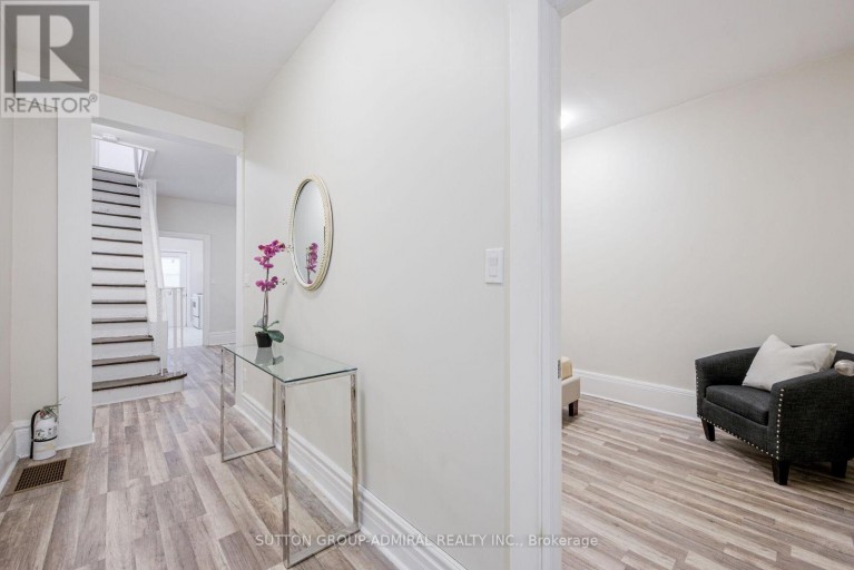 UPPER - 1934 QUEEN STREET E, Toronto (The Beaches), Ontario, M4L1H6