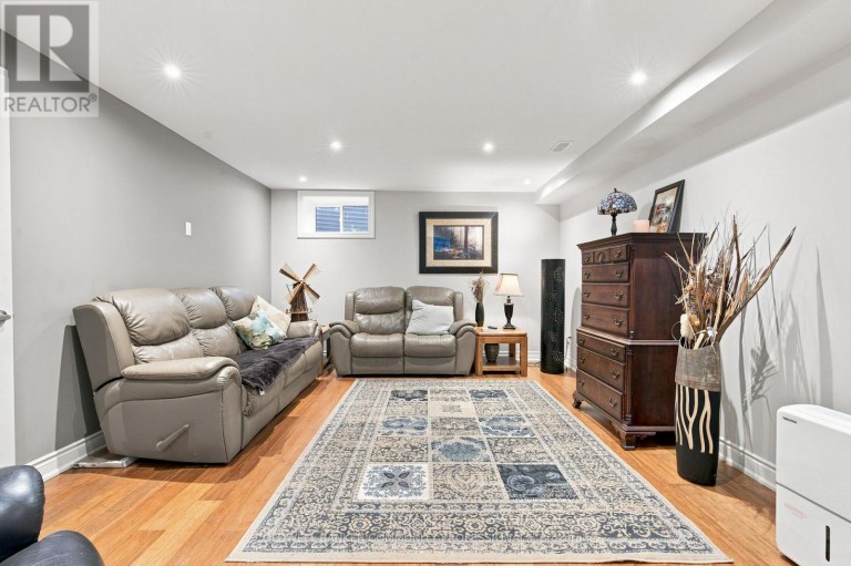 7 APEX COURT, Hamilton (Stoney Creek Mountain), Ontario, L8J1J2