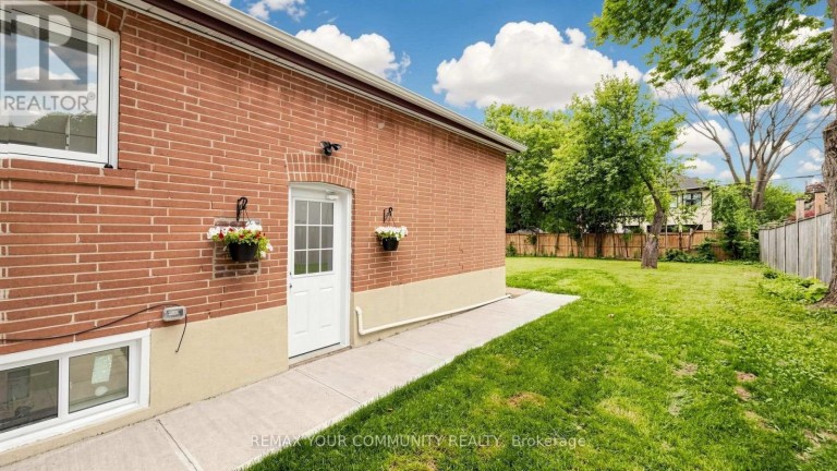 275 BETTY ANN DRIVE, Toronto (Willowdale West), Ontario, M2R1A9