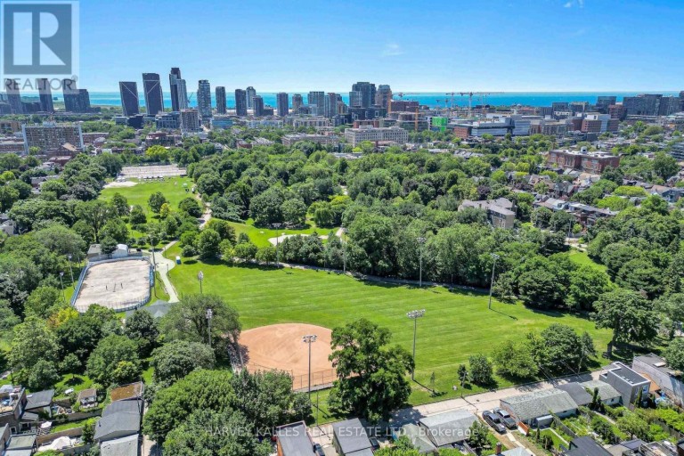 819 DUNDAS STREET W, Toronto (Trinity-Bellwoods), Ontario, M6J1V4