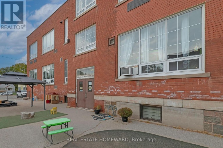 202 SIMCOE STREET N, Oshawa (O'Neill), Ontario, L1G4S9