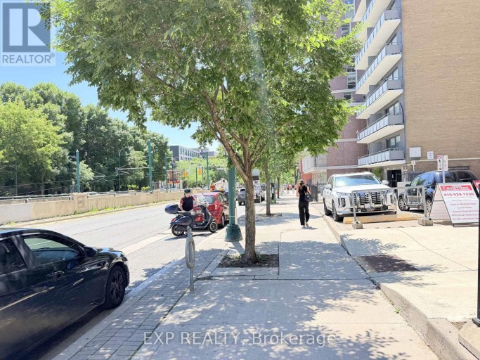 720 SPADINA AVENUE, Toronto (University), Ontario, M5S2T9