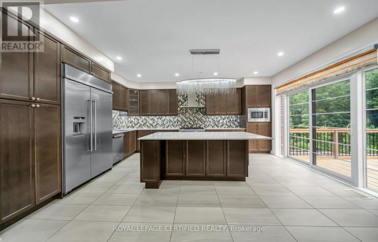 18 VINEYARD DRIVE, Brampton (Bram West), Ontario, L6Y2A5