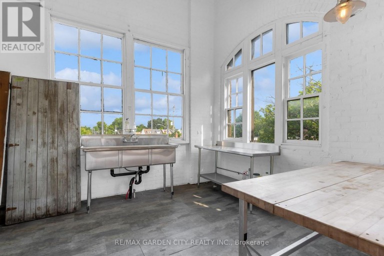 LOFT - 468 CUMBERLAND AVENUE, Hamilton (Blakeley), Ontario, L8M3M5