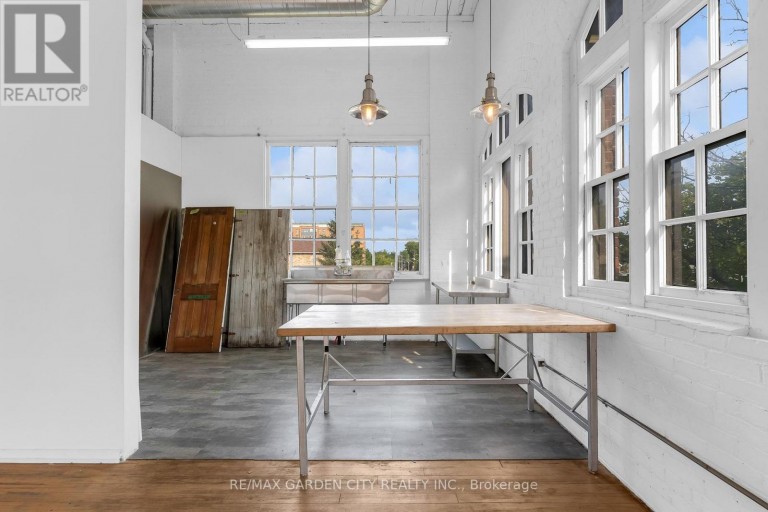 LOFT - 468 CUMBERLAND AVENUE, Hamilton (Blakeley), Ontario, L8M3M5