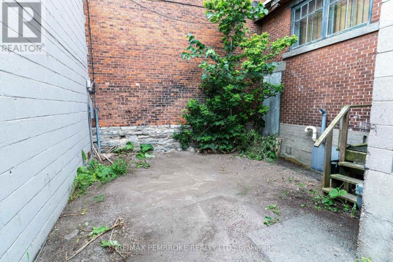 109 PEMBROKE STREET W, Pembroke, Ontario, K8A5M7