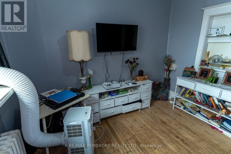 109 PEMBROKE STREET W, Pembroke, Ontario, K8A5M7