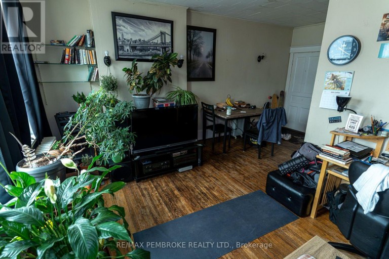 109 PEMBROKE STREET W, Pembroke, Ontario, K8A5M7