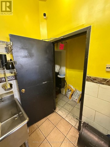 STORE FRONT - 854 BATHURST STREET, Toronto (Annex), Ontario, M5R3G2