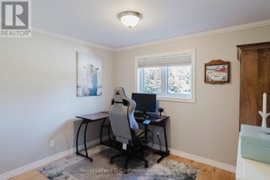 126 5TH AVENUE E Owen Sound Ontario photo 17