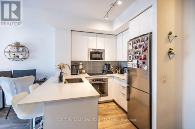 728 - 99 EAGLE ROCK WAY Vaughan Ontario photo 2