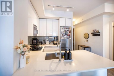 728 - 99 EAGLE ROCK WAY Vaughan Ontario photo 3