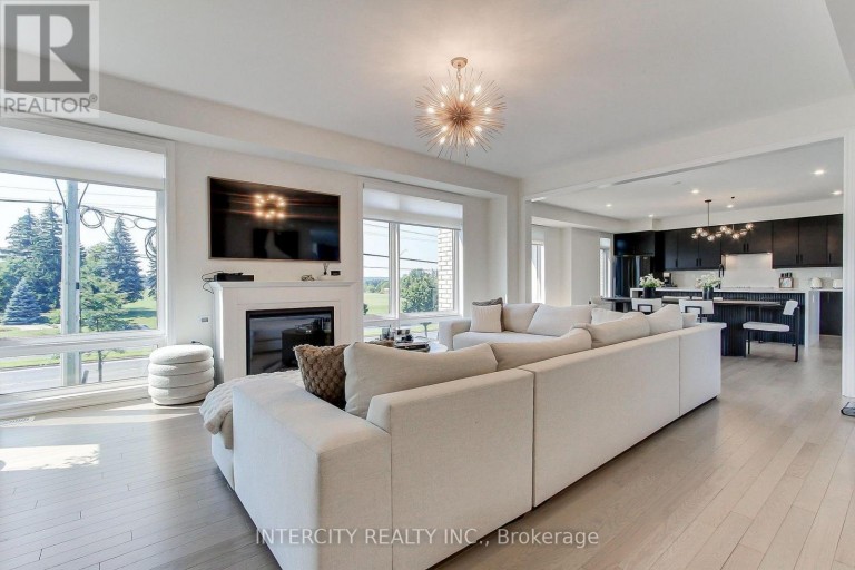 130 BLICK CRESCENT, Aurora, Ontario, L4G4A9