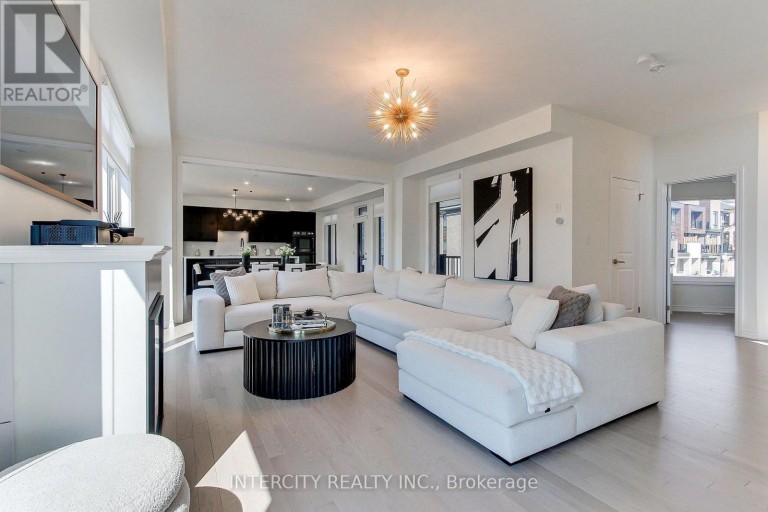 130 BLICK CRESCENT, Aurora, Ontario, L4G4A9