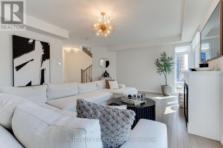 130 BLICK CRESCENT, Aurora, Ontario, L4G4A9