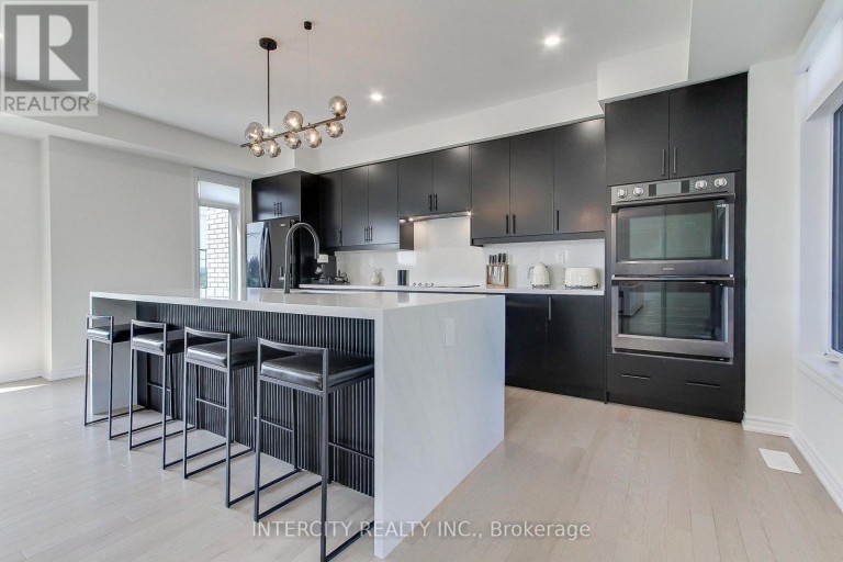130 BLICK CRESCENT, Aurora, Ontario, L4G4A9